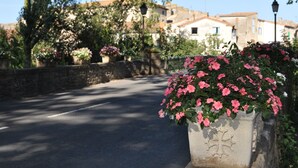 Un puente de piedra con una jardinera floral a la derecha.