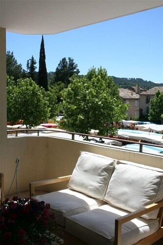 Apartment mit 2 Schlafzimmern, Parkplatz und Aufzug in Lourmarin