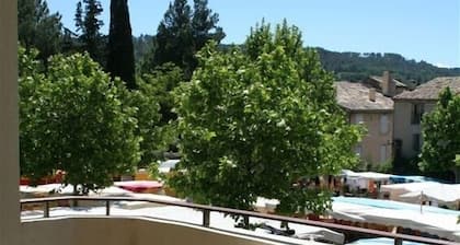 Apartment mit 2 Schlafzimmern, Parkplatz und Aufzug in Lourmarin
