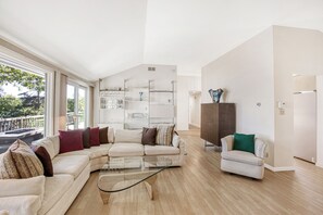 Smart TV y chimenea 
