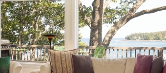 Starlight Deck House: Village house