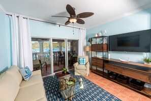 Télévision, lecteur de DVD, chaîne hi-fi