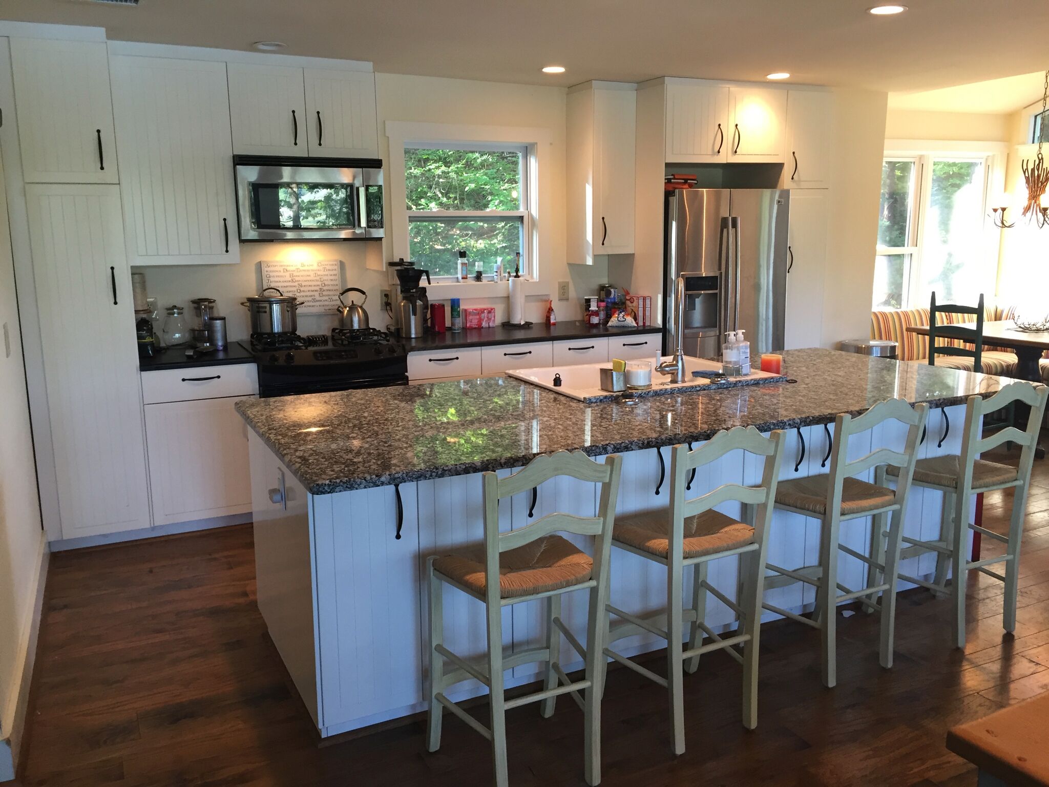 Cute cottage on Lake Lanier with dock and screened porch. 