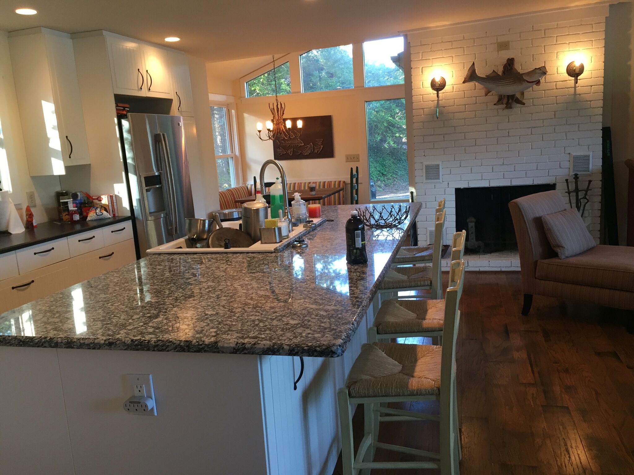 Cute cottage on Lake Lanier with dock and screened porch. 