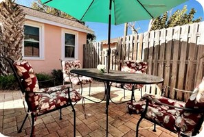 Outdoor dining - Walkable Dog Friendly Cottage Downtown (Dunedin)