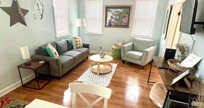 Walkable Dog Friendly Cottage Downtown