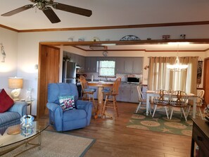 TV, DVD-spiller, bøker og stereoanlegg