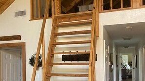 Eine Holztreppe in einem Wohnraum.
