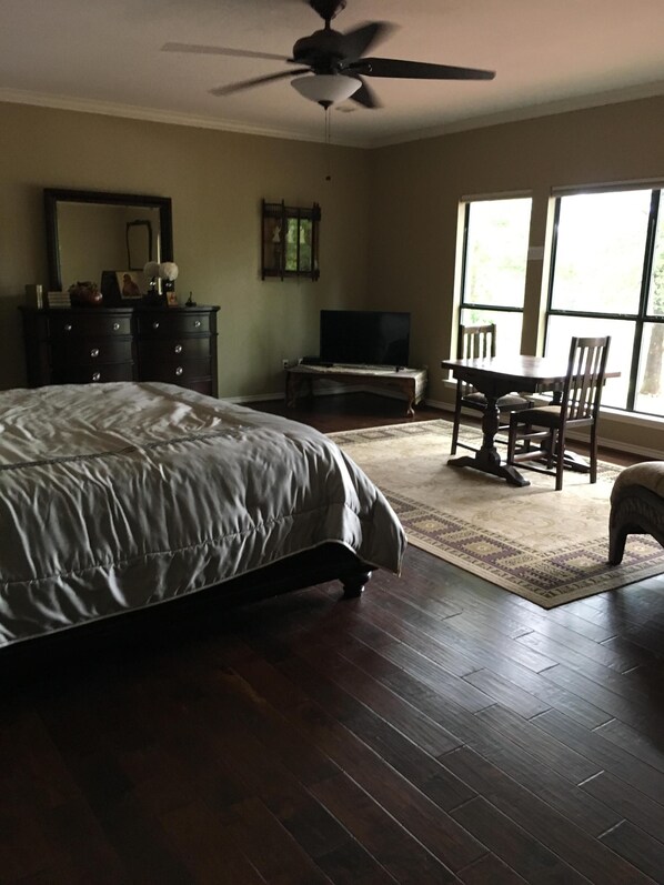 3 bedrooms, travel cot, bed sheets