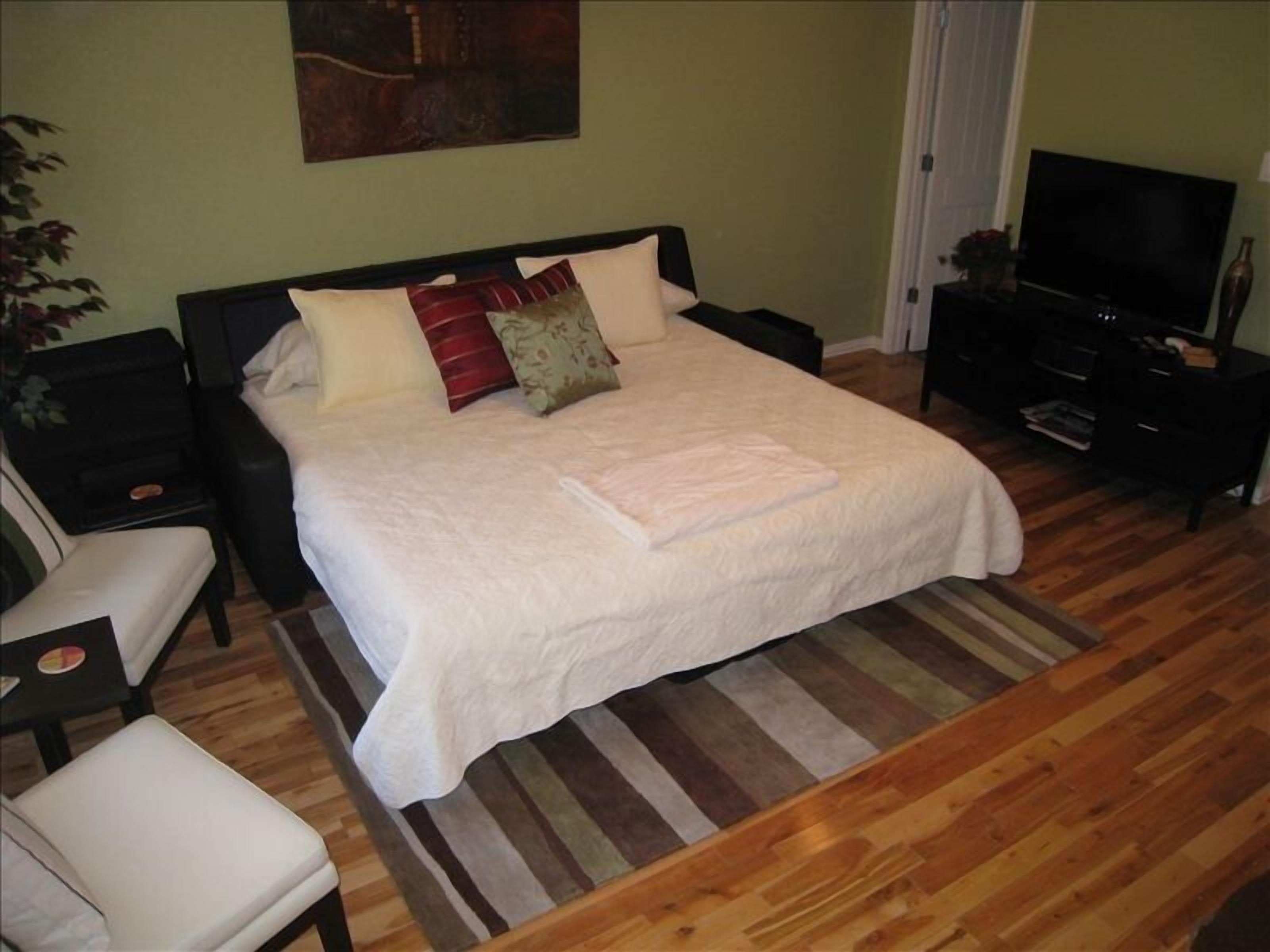 Delightful Downtown West 6th Street Condo - Walk to Everything