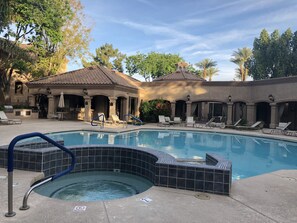 Een buitenzwembad, een verwarmd zwembad