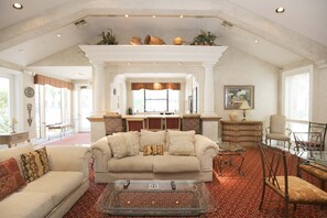 Een smart-tv, een open haard, boeken en een stereo