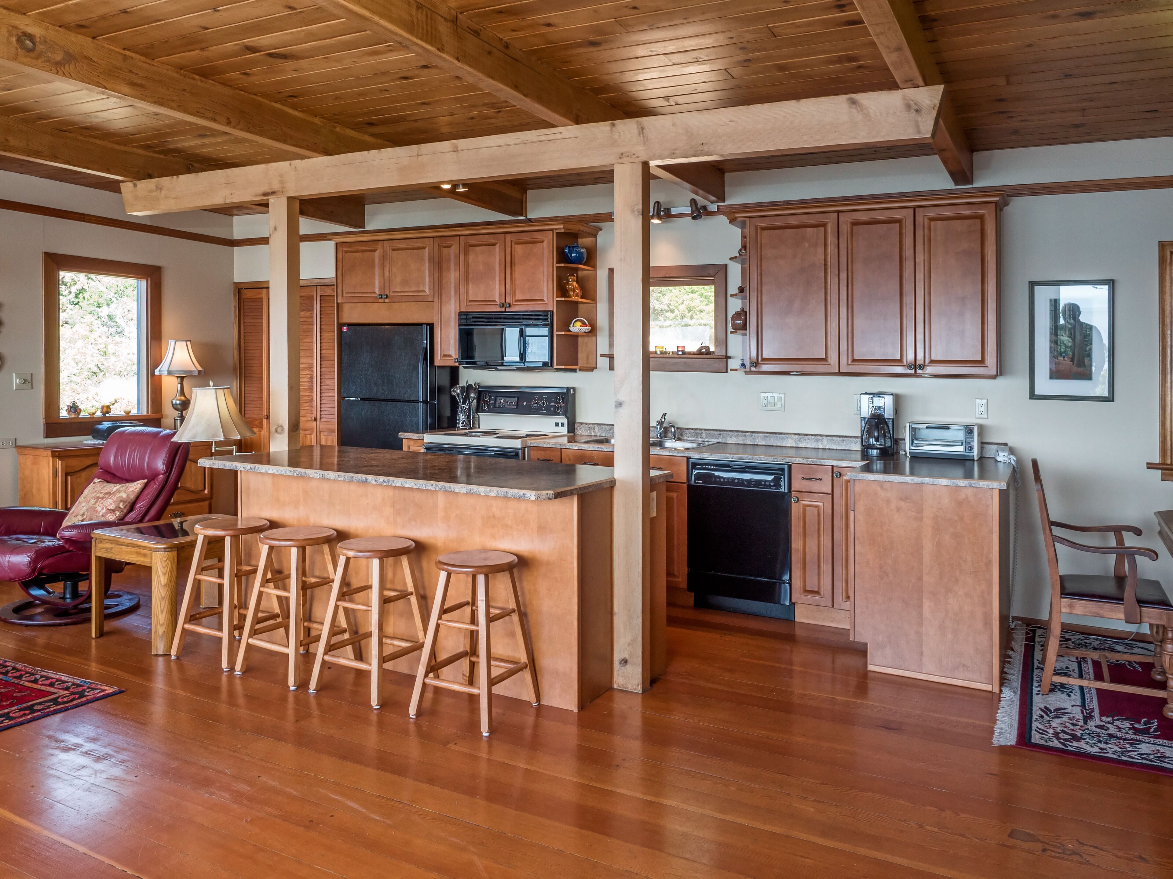 Oceanfront West Coast Vacation Home-Surfside Cottage with hot tub