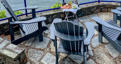 Oceanfront West Coast Vacation Home-Surfside Cottage with hot tub