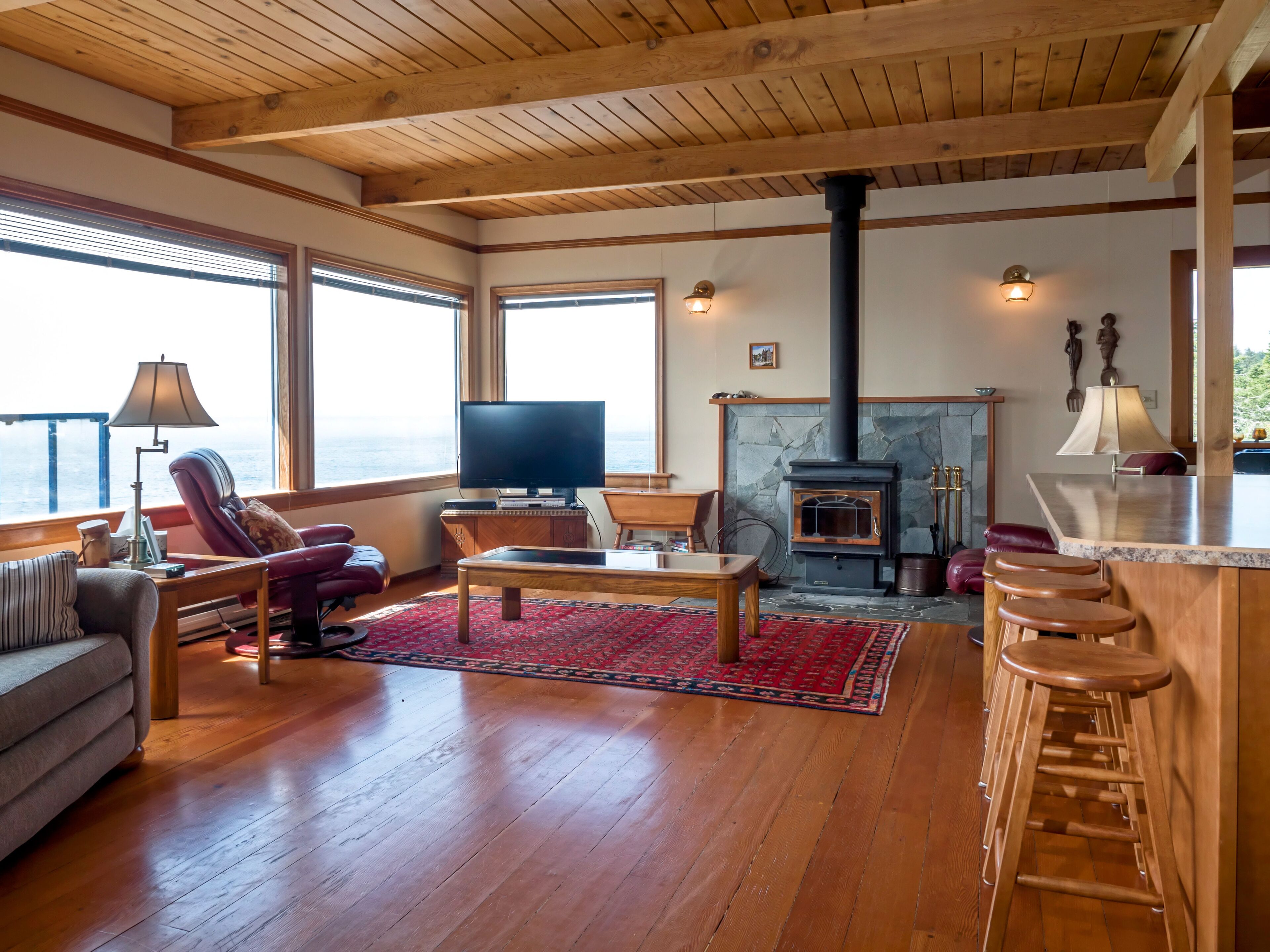 Oceanfront West Coast Vacation Home-Surfside Cottage with hot tub