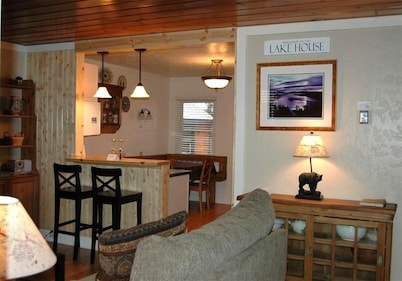 The Cozy Tahoe Cabin - Hot Tub, Pet Friendly, & 5 Min. to Lake