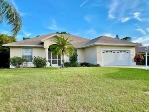 Exterior - Peaceful Florida Retreat...Spacious 3BR/3BA Private Pool Home (Bonita Springs)