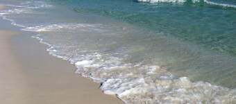 Great Rates. POOL, GYM, Walk to Beach, 5 Bed/5 Bath. Sleeps 14