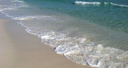 Taux de chute attrayants, six accĂšs Ă la plage publique; 5 chambres / 5 salles de bain, pour 14 personnes