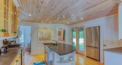 Classic Maine Cottage with ocean views