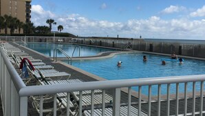 Zona de piscina amb diverses línies de natació, gandules i vista a l'oceà.