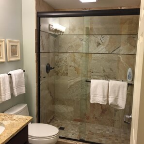 Combined shower/tub, hair dryer, towels, soap - Beautiful Beach Front Condo, Double Balcony, End Unit #403 (Fort Walton Beach)