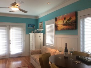 Smart TV, DVD player, music library, video library - Luxury WATERFRONT condo overlooking pool, 5 mins to Dog Island, FREE boat slip. (Carrabelle)