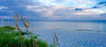 Luxury WATERFRONT condo overlooking pool, 5 mins to Dog Island, FREE boat slip.