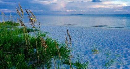 Luxury WATERFRONT condo overlooking pool, 5 mins to Dog Island, FREE boat slip.