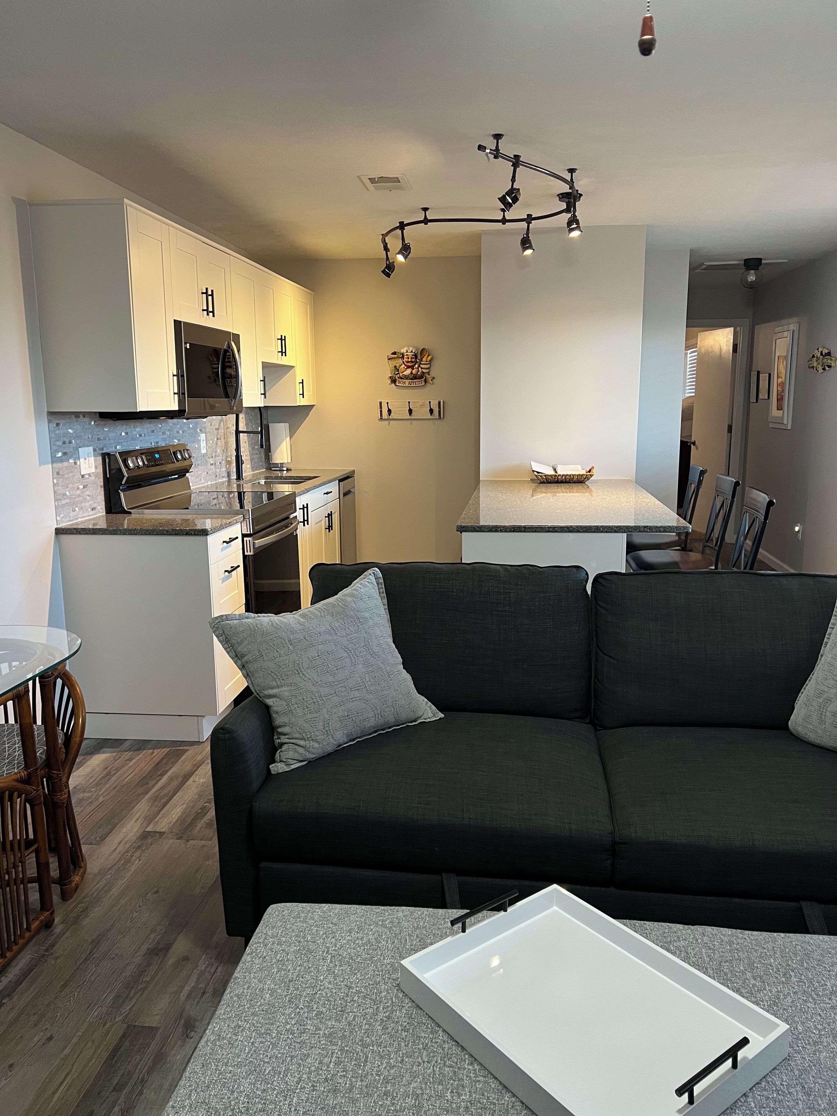 Smart TV, chimenea y libros 