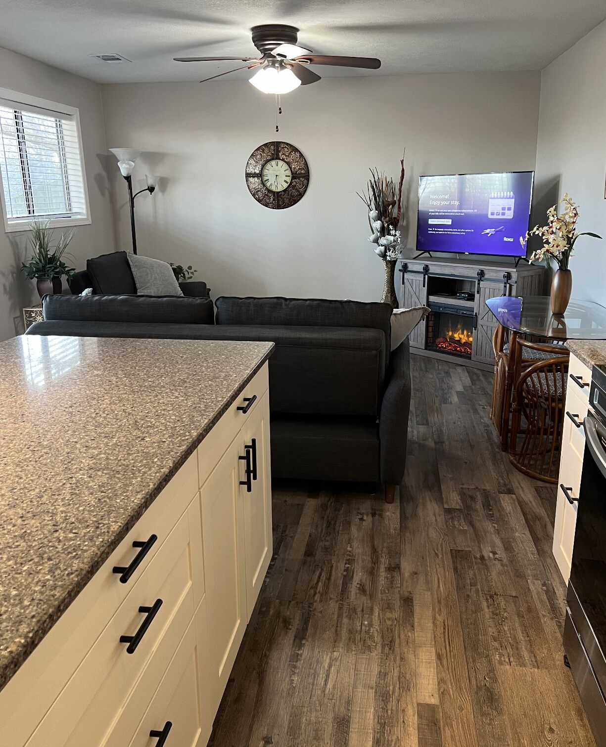 智能电视、壁炉、书