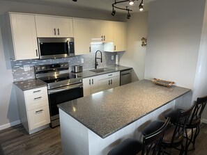 冰箱、微波炉、烤箱、炉灶