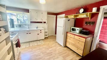 Een koelkast, een magnetron, een oven, een kookplaat