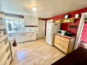 Køleskab, mikrobølgeovn, ovn, kogeplade