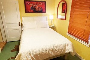3 quartos, ferros/tábuas de passar roupa, berço de viagem