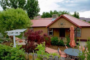 Outdoor dining - Moosewood Cottage - Hot Tub, Downtown, Dog Friendly (Moab)