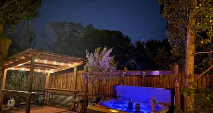 Moosewood Cottage - Hot Tub, Downtown, Dog Friendly