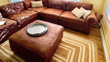 Een smart-tv en boeken