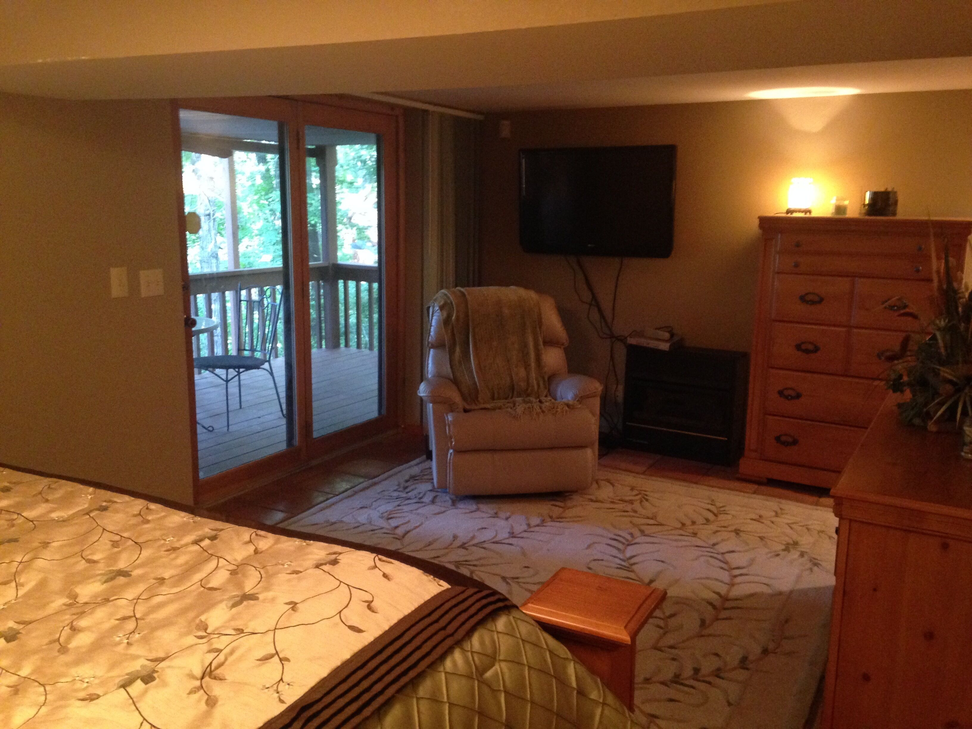 Log Cabin In The Woods.  Relaxing Outdoor And Cozy Indoor Living Near The Lake.