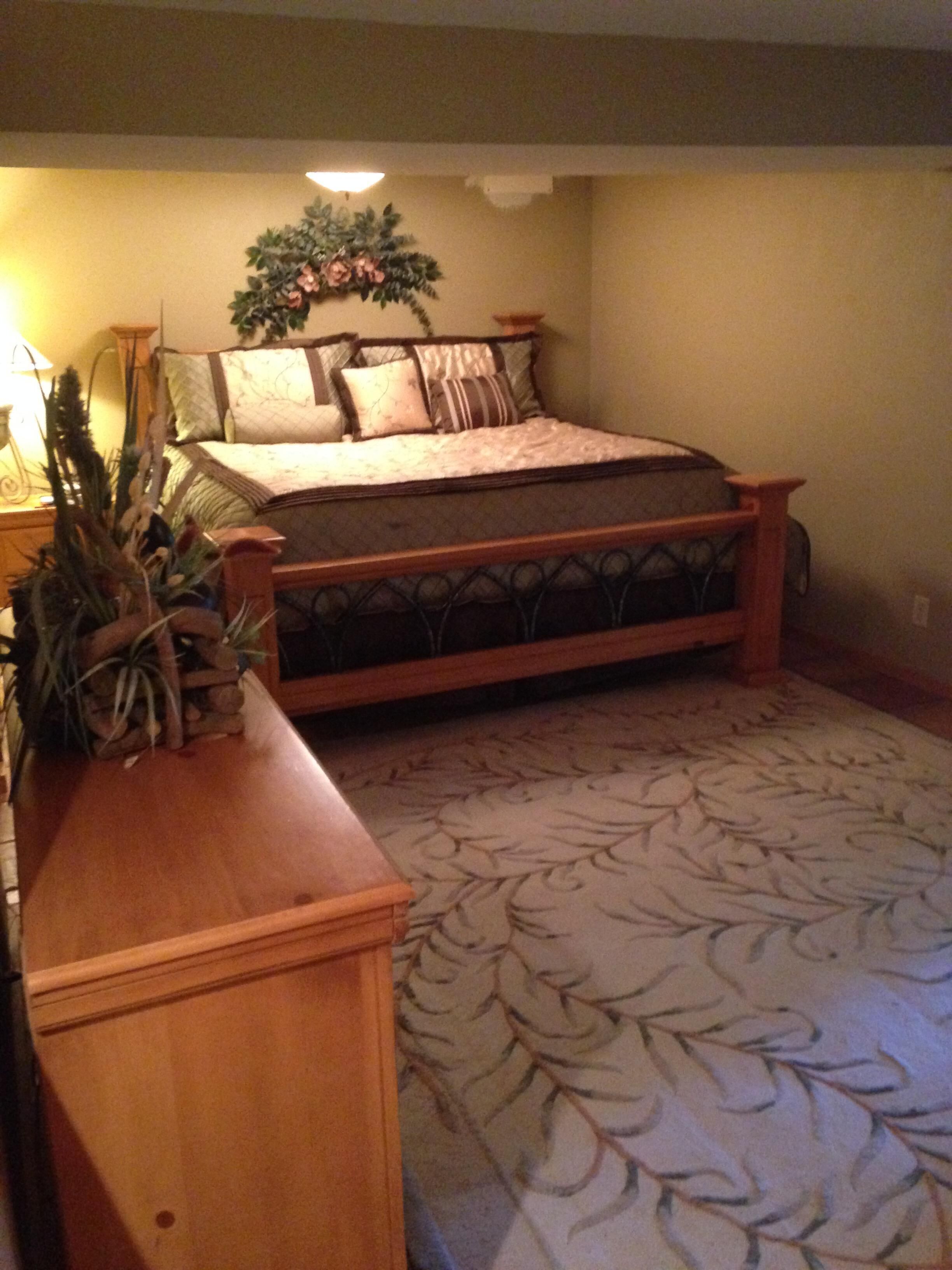 Log Cabin In The Woods.  Relaxing Outdoor And Cozy Indoor Living Near The Lake.