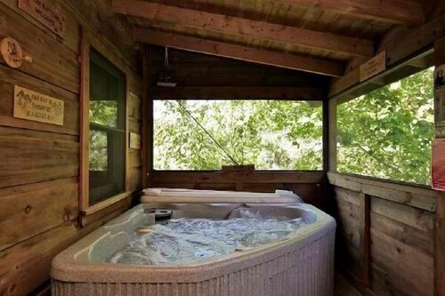 Best Rate & Location! 1/2 Mile to Parkway. Your Escape Awaits!