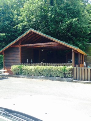 Exterior - Best Rate & Location! 1/2 Mile to Parkway. Your Escape Awaits! (Pigeon Forge)