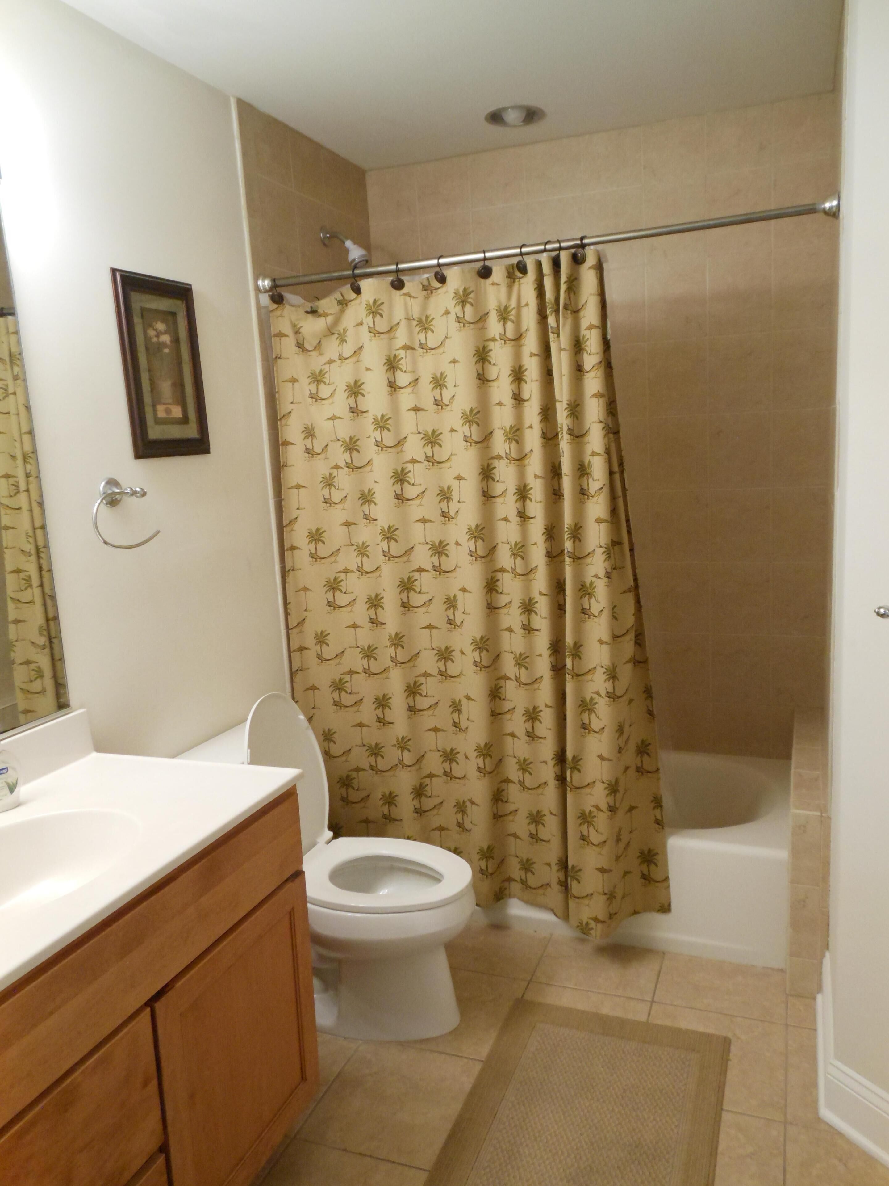 Large Luxury Oceanview 3 BR. 2 BA. 1 Block