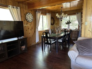 Dining - Pet &. Family Treehouse style cabin in woods (Julian)