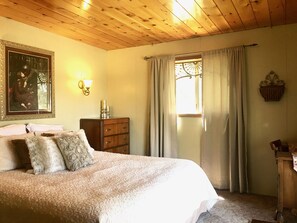 4 bedrooms, desk, iron/ironing board, travel crib