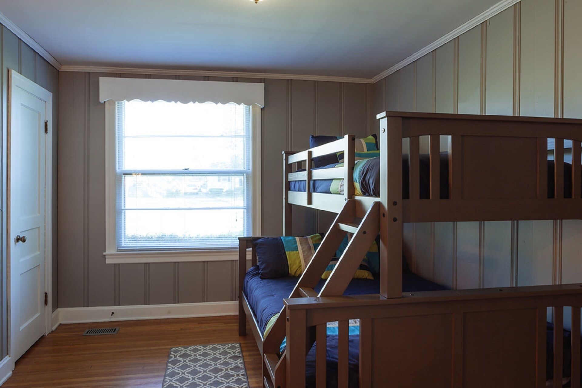 Charming 1950's home-  3 Bedroom/2 Bath, 2.5ml from airport/7ml to downtown Nash