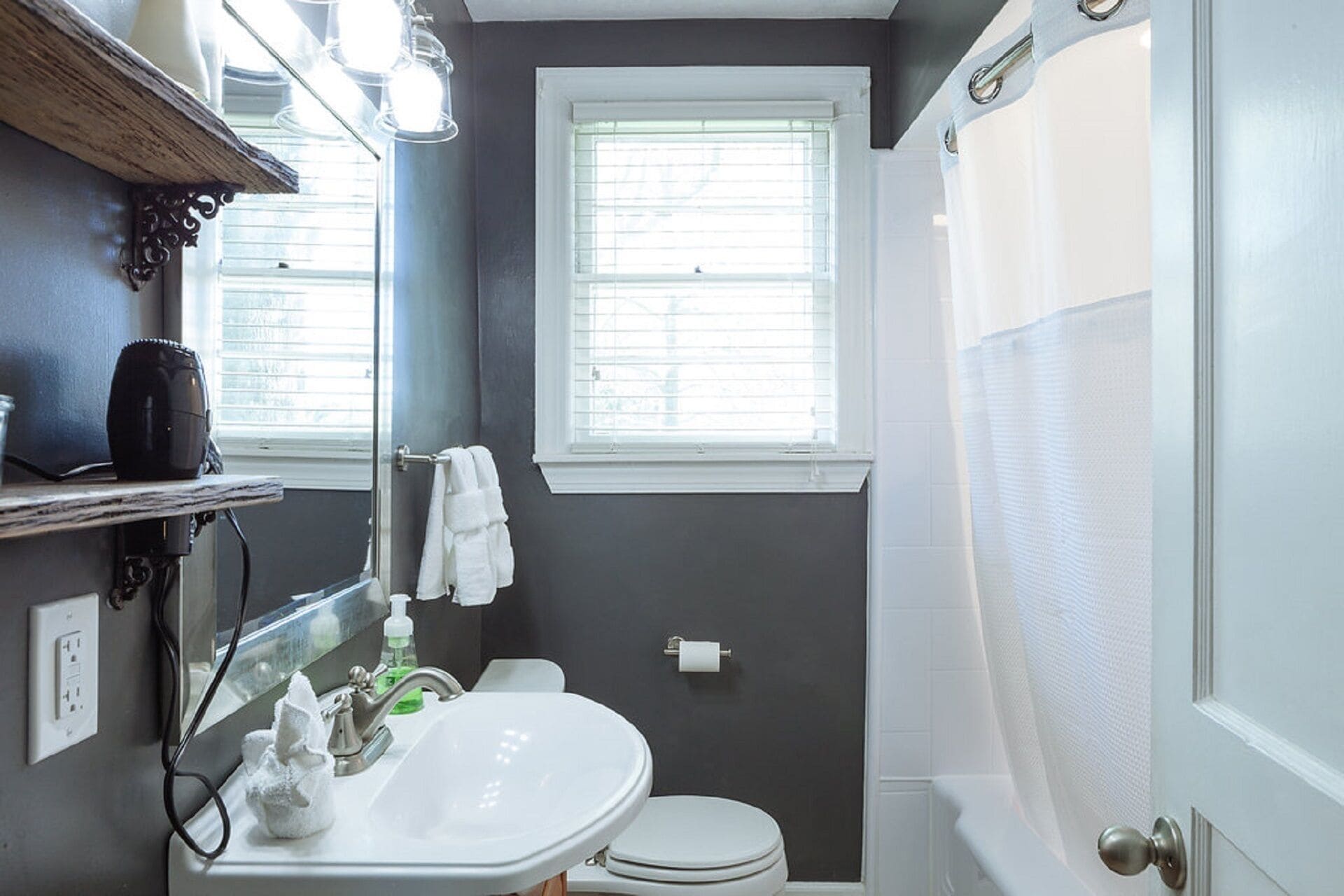 Charming 1950's home-  3 Bedroom/2 Bath, 2.5ml from airport/7ml to downtown Nash