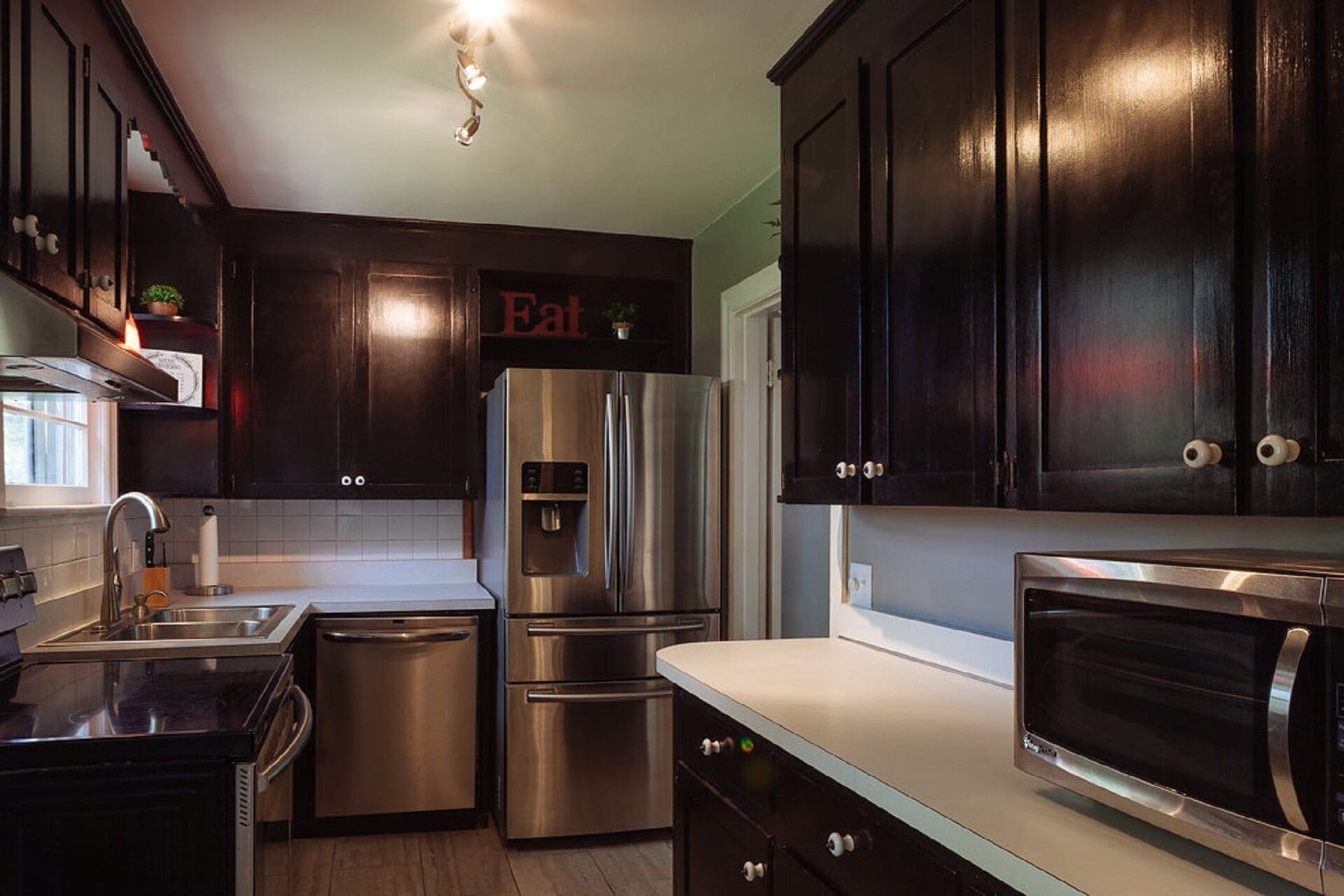 Charming 1950's home-  3 Bedroom/2 Bath, 2.5ml from airport/7ml to downtown Nash