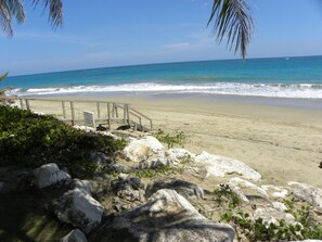 Plage, chaises longues, serviettes de plage