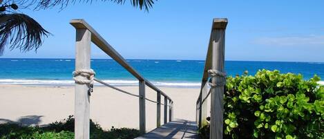 På stranden, solstolar och strandhanddukar